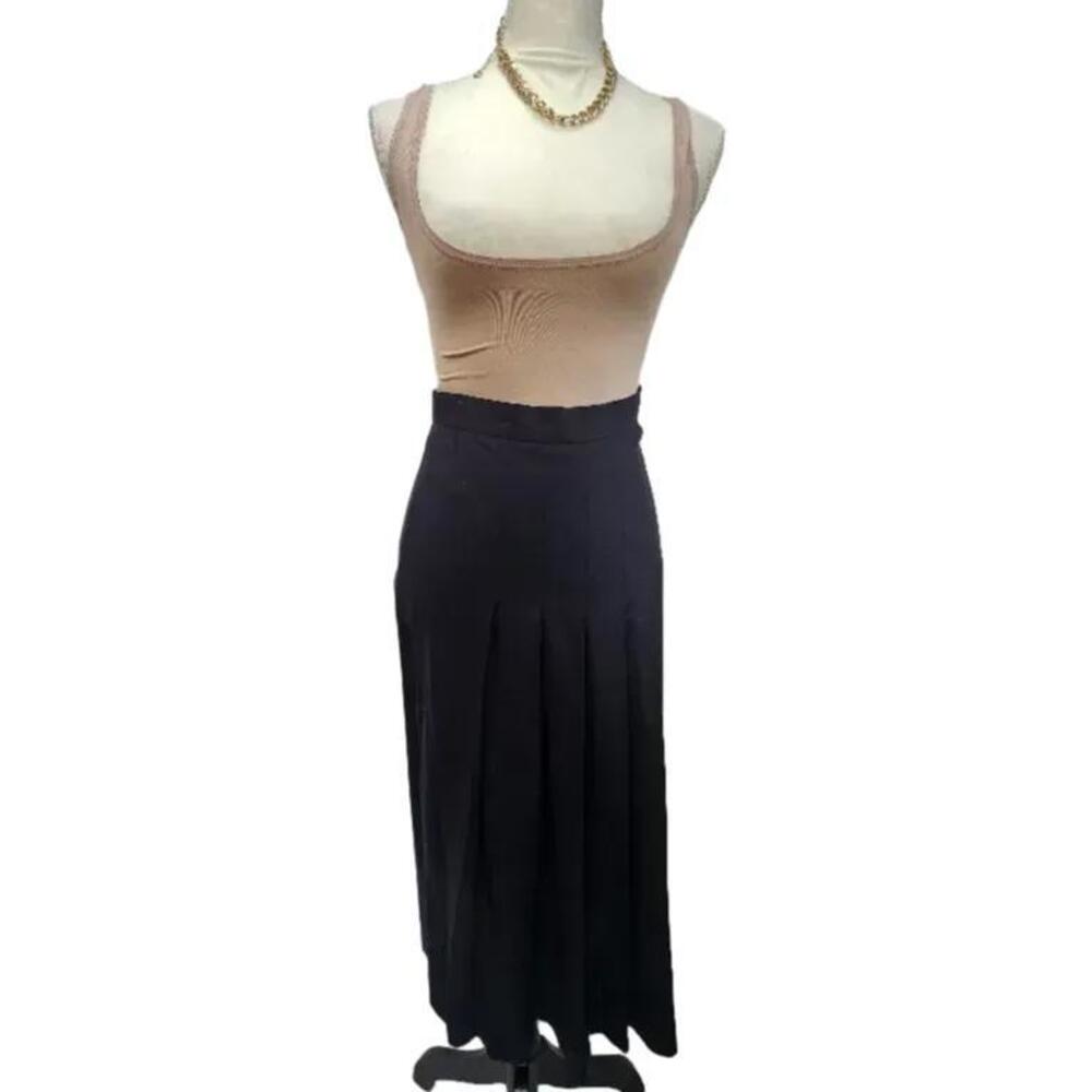 Joan Leslie. Vintage, Black Pleated  Midi Length Skirt. Size: 4